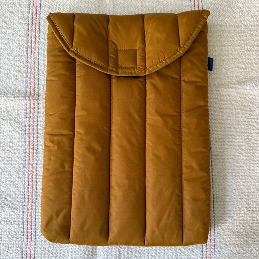 BAGGU Quilted Tan Sleeve
